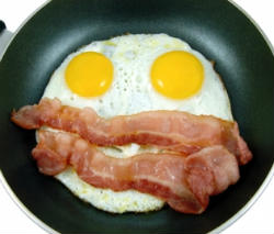 Бекон і яйця на сніданок можуть позбавити від похмілля