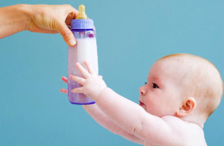 Дитяче харчування до року: молочна суміш