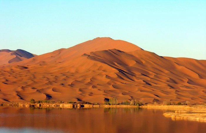 Пустыня с самыми высокими неподвижными дюнами и загадочными озерами