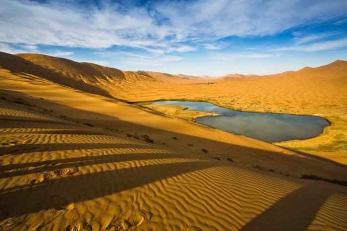 Пустыня с самыми высокими неподвижными дюнами и загадочными озерами