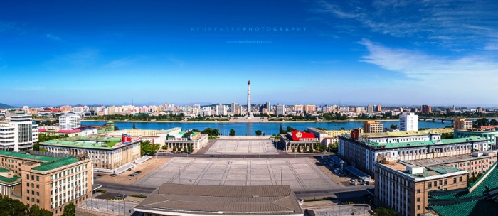 Монумент идей Чучхе и площадь Ким Ир Сена.  Автор фото: Reuben Teo.