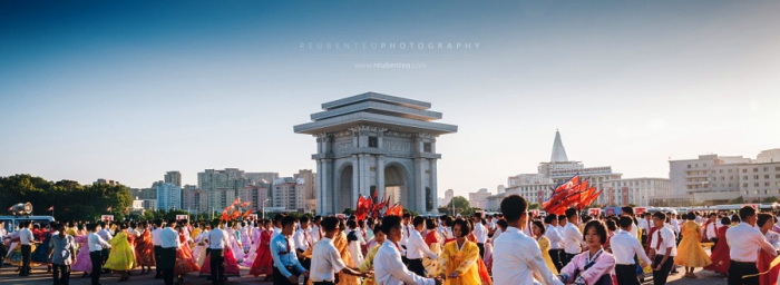 Массовые танцы возле стадиона имени Ким Ир Сена. Автор фото: Reuben Teo.