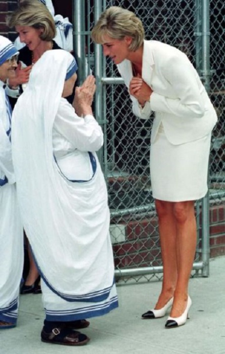 Визит принцессы Дианы к Матери Терезе и миссионеркам ордена милосердия в Бронкс, Нью-Йорк, США, 18 июня 1997 года.