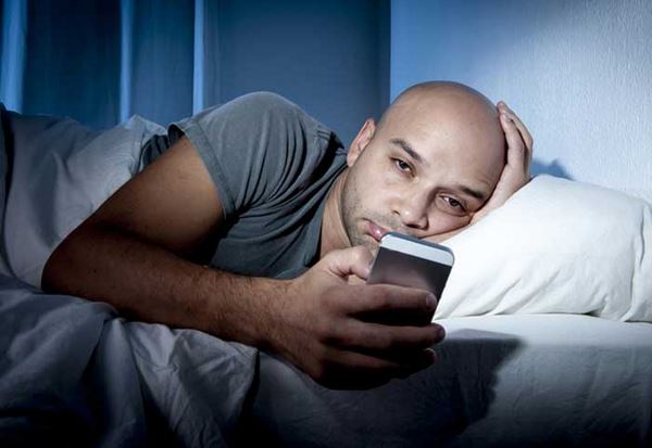5 причин не спати зі своїм телефоном