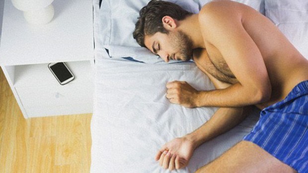 Лікарі радять не заряджати сучасні ґаджети в спальні