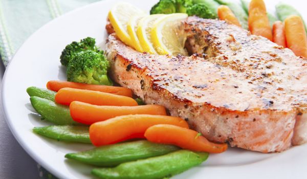 Grilled salmon with vegetables and lemon