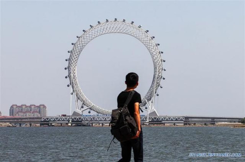 Необычное колесо обозрения открылось в Китае