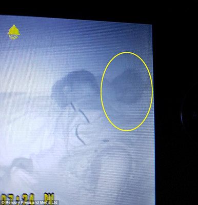 В детской кроватке засняли ребенка-призрака