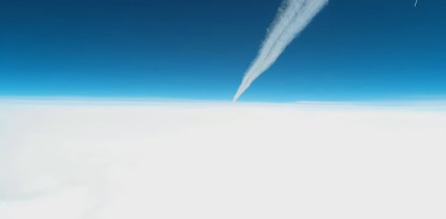 Самолет и погодный зонд на высоте 11 километров