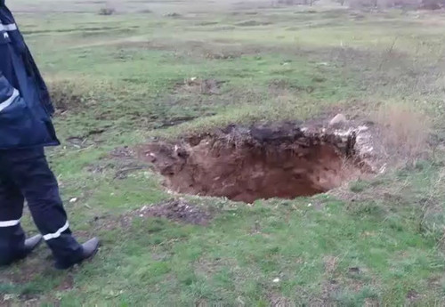 На Украине образовался провал грунта глубиной до 15 метров