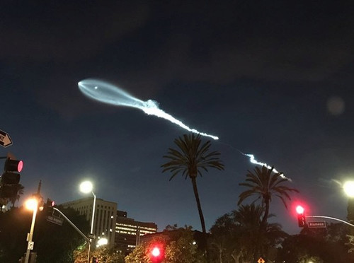 Жителей Калифорнии напугало "облако-след" от запуска ракеты