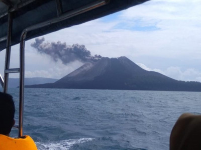 Извержение вулкана Анак-Кракатау в Индонезии