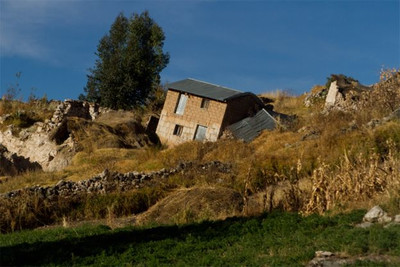 Огромные трещины поглотили город в Перу