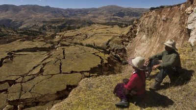 Огромные трещины поглотили город в Перу