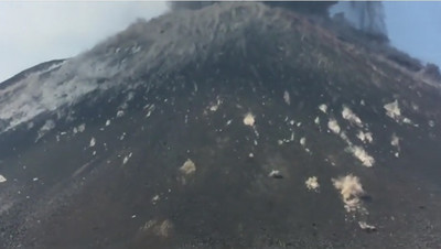 У вулкана Кракатау в Индонезии возник новый активный кратер