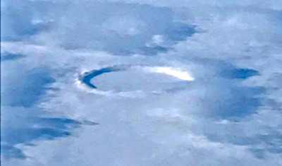 Над Канадой засняли идеально ровное круглое углубление в облаках