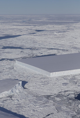 В Антарктиде появился прямоугольный айсберг