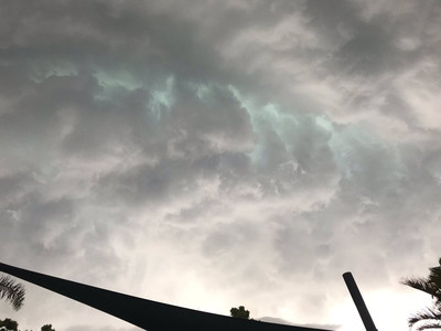 Над Сиднеем появились странные зеленые облака