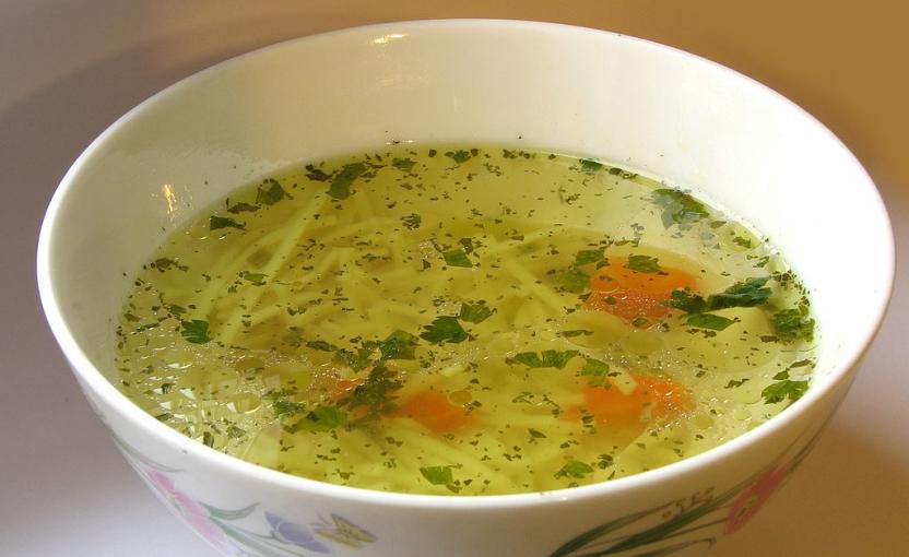 Горячий суп из курицы ускоряет выздоровление при простуде