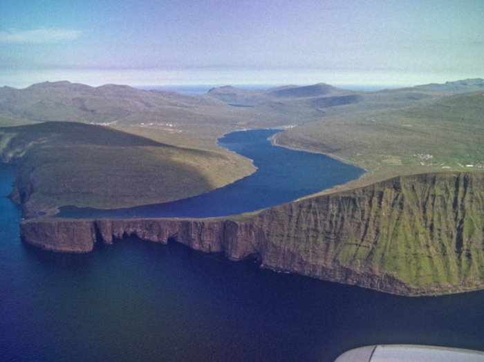 Необычное озеро Сорвагсватн на Фарерах