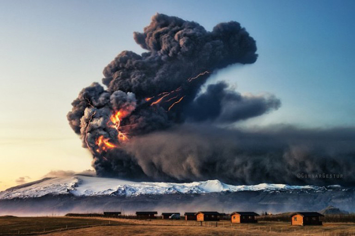  Потрясающие фотографии извержения вулканов со всего мира. Эйяфьятлайокудль в 2010 году, Исландия. Автор фото: Гуннар Гестур.