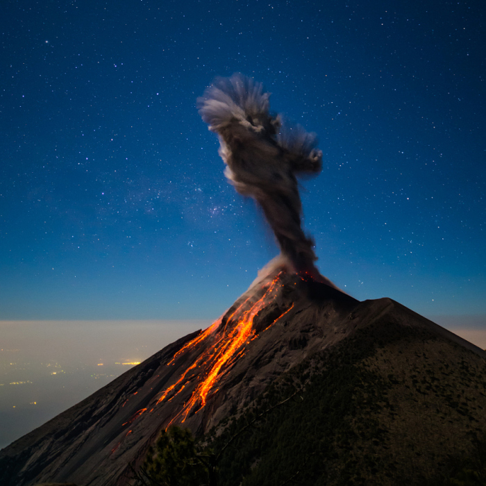 Закрученный дым вулкана Фуэго. Автор фото: Энди Шепард.