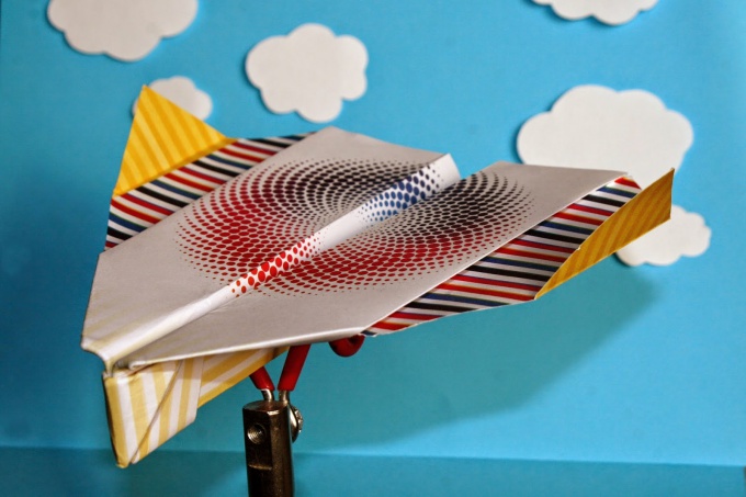Попробуйте сделать из бумаги самолет, который летает 100 метров