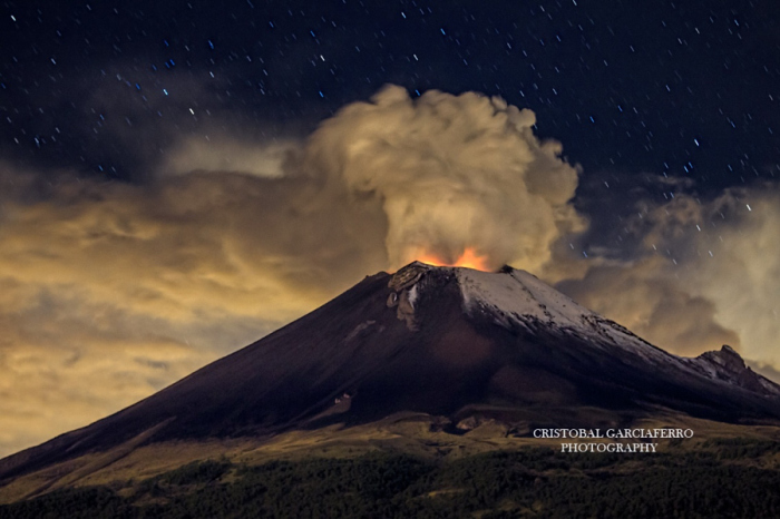 Извержение в полночь. Автор фото: Кристобаль Гарсиаферро Рубио.