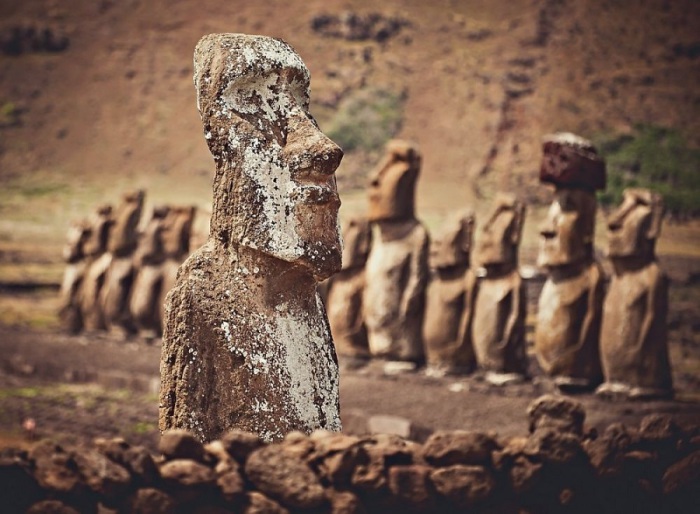 Практически все статуи острова Пасхи расположены на побережье и смотрят вглубь острова.