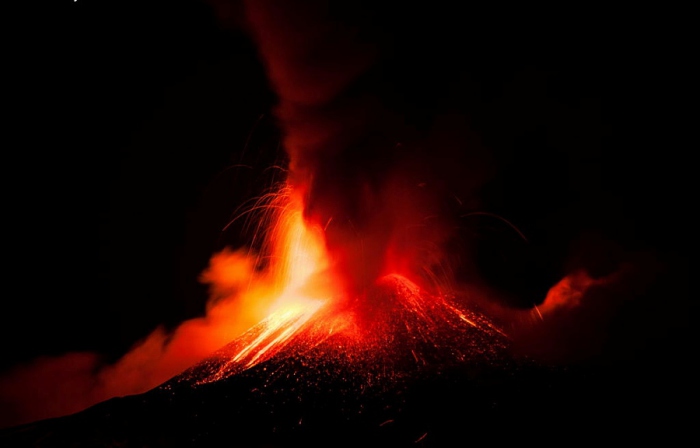 Новый юго-восточный кратер вулкана Этна. Автор фото: Уолтер Контэрино.