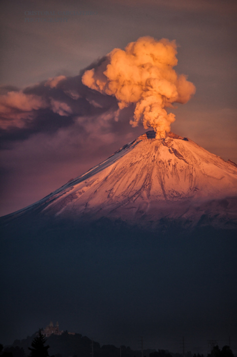 Извержение вулкана утром. Автор фото: Кристобаль Гарсиаферро Рубио.