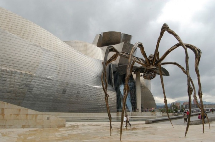 Музей Гуггенхайма, расположенный в испанском городе Бильбао, является филиалом Музея современного искусства, открытого в Нью-Йорке в середине двадцатого века века.