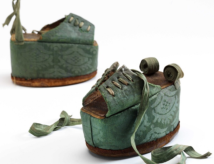 Изящные туфельки для «лотосовых» ножек аристократок в средневековой Японии.