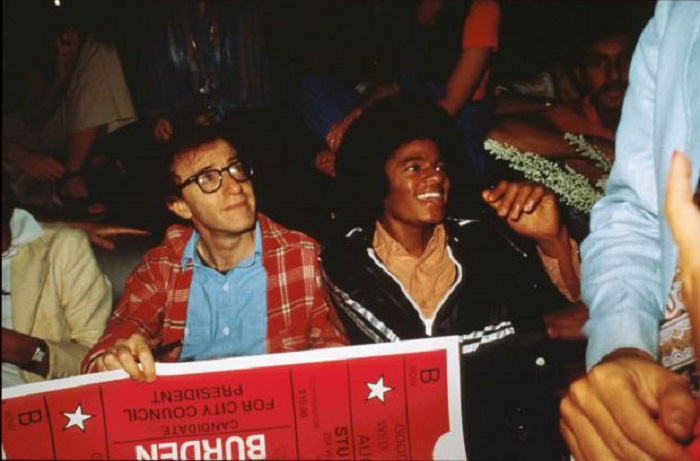 Вуди Аллен и молодой Майкл Джексон сидят вместе на вечеринке, апрель 1977 года.