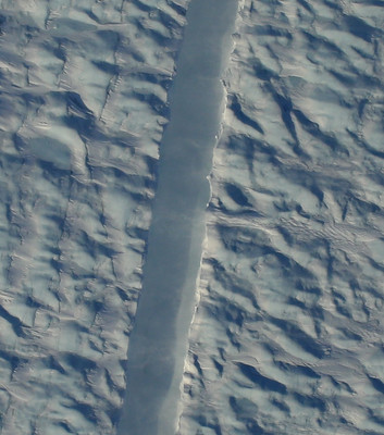 NASA показало гигантские трещины на леднике в Гренландии