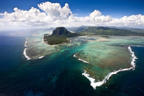 Иллюзия подводного водопада на Маврикии