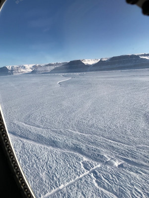 NASA показало гигантские трещины на леднике в Гренландии