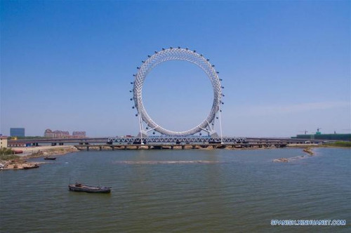 Необычное колесо обозрения открылось в Китае