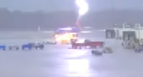 Во Флориде молния ударила в самолет и человека