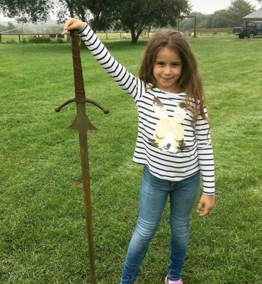 Девочка нашла в английском озере загадочный меч
