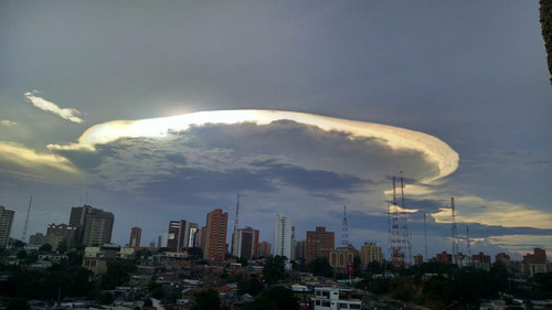 Небо над Венесуэлой украсили радужные облака