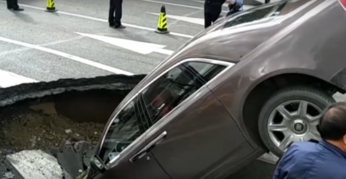 В Китае машина провалилась под землю