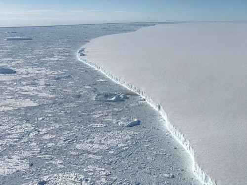 Самый большой в мире айсберг с высоты птичьего полета