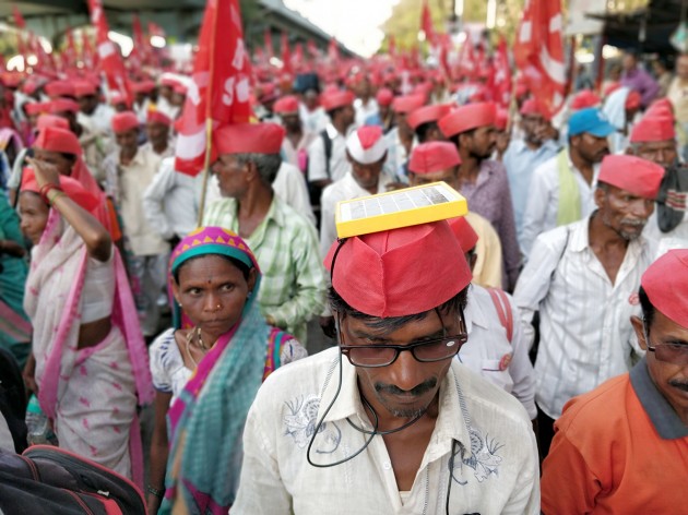 Во время протеста в Индии фермеры неделю носили солнечные батареи на голове