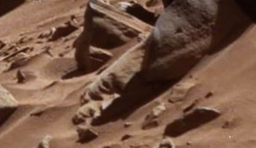 Уфологи заметили на снимках Марса обломок статуи