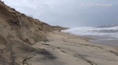 Трехметровая скала появилась «из ниоткуда» на пляже в Северной Каролине