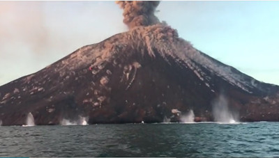 У вулкана Кракатау в Индонезии возник новый активный кратер
