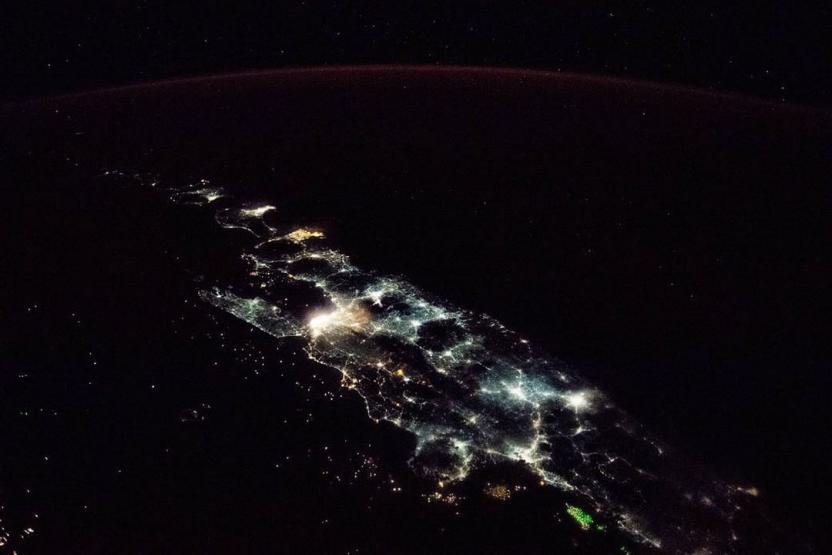 В NASA показали удивительный ночной вид острова Ява с МКС