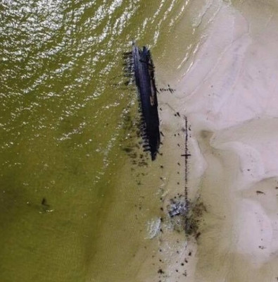 Ураган "Майкл" вынес на берег старые затонувшие корабли