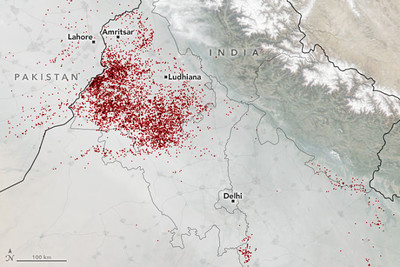 Завесы дыма над Индией на фото со спутника